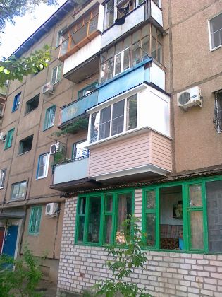 Балкон с выносом, наружной и внутренней отделкой (г. Волжский, 11 мкр., июнь 2013 г.)