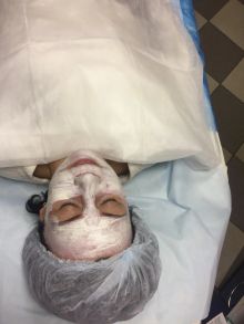 После чистки лица клиент лежит под маской