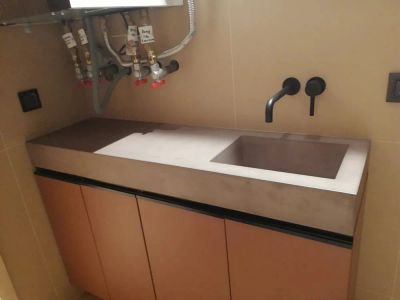 Установка бетонной раковины
Обработка стыков герметиком 