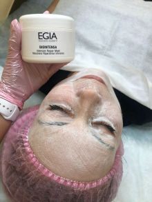 Нанесение восстанавливающей маски для лица EGIA (Италия)
