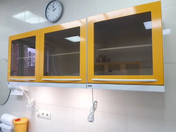Подвес медицинского оборудования на стену из керамической плитки, состоящего из 3-х шкафов.