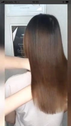 Парикмахер укладывает длинные волосы клиента