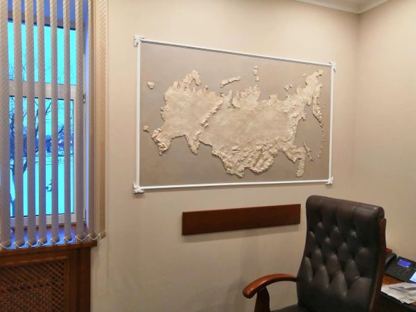 Карта из декоративной штукатурки с лепниной и рельефной штукатуркой. 