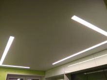 Безщелевой профиль. Натяжные потолки со световыми линиями на кухне. 