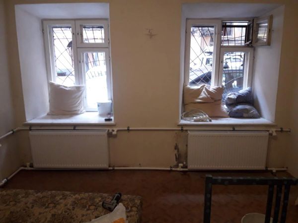 В квартире на Чкаловском проспекте демонтировали чугунные радиаторы и смонтировали 5 стальных радиаторов.