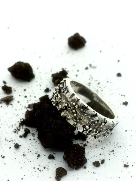 Кольцо по мотивам сна заказчика, выполнено из серебра.