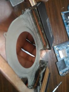 Забитая пылью решётка теплоотвода системы охлаждения ноутбука HP Pavilion dv6 (до очистки)