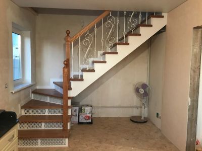 Бюджетная лестница в комбинации лиственницы и сосны. Кованные балясины