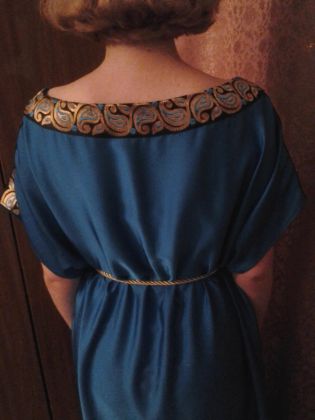 вечернее платье из баварского шёлка отделанное тесьмой , пояс жгут в цвет тесьмы