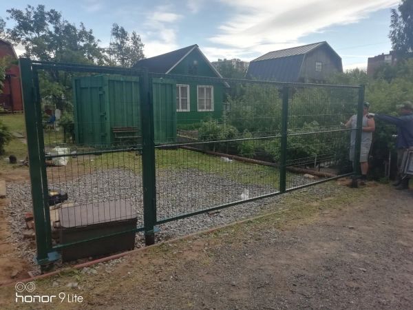 Распошные ворота и калитка отдельно стоящая зашивка сетка 3д гиттер, цвет зелёный, фундамент сваи садоводство Ломо 