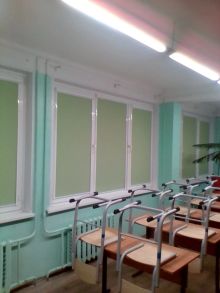 Рулонные шторы в коробе позволяют ученикам лучше усваивать материал в школе.