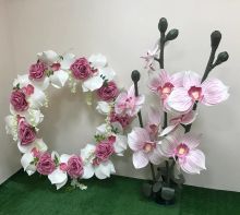 Фотозона из орхидей и роз.
