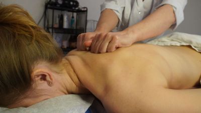 Расслабляющий массаж спины: клиент расслабляется в спокойной атмосфере.