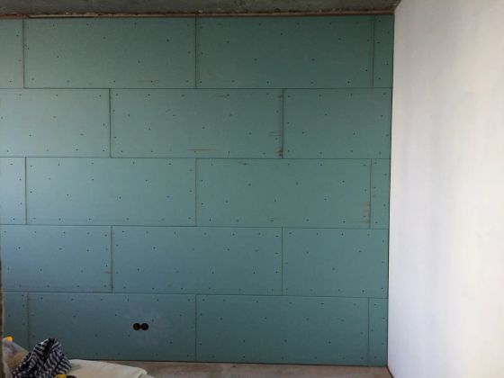 Второй этап работ: облицовка стены листами ГКЛВ поверх комбинированных плит, для дальнейшей отделки. 