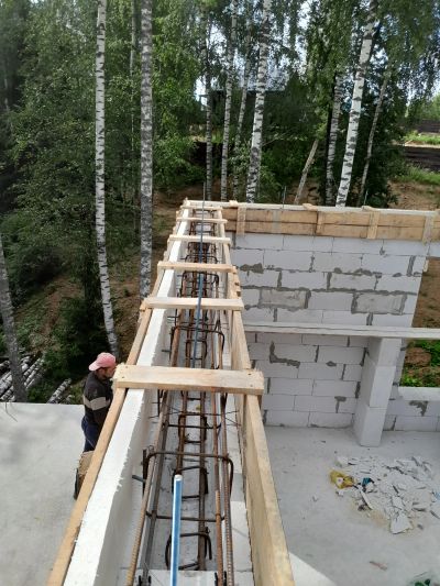 Строительная площадка: деревянные леса и металлический каркас