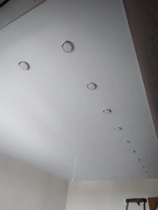 Натяжной потолок в зал, с точечным освещением