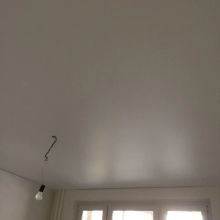 Монтаж натяжного потолка в комнате