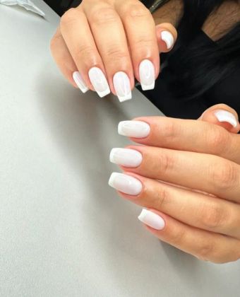 классический маникюр с аккуратной формой ногтей и белым глянцевым покрытием на натуральных ногтях