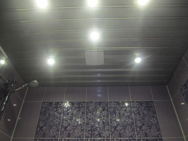 Реечный металлический потолок со светом и вентиляцией
