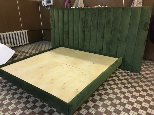 Кровать с мягкими стеновыми панелями и мягкими боковинами