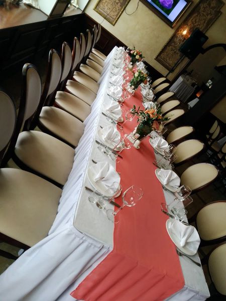 Украшение   стола гостей тканью и цветами.