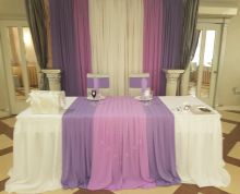 Свадебное оформление зала – декор президиума и бэк за молодыми