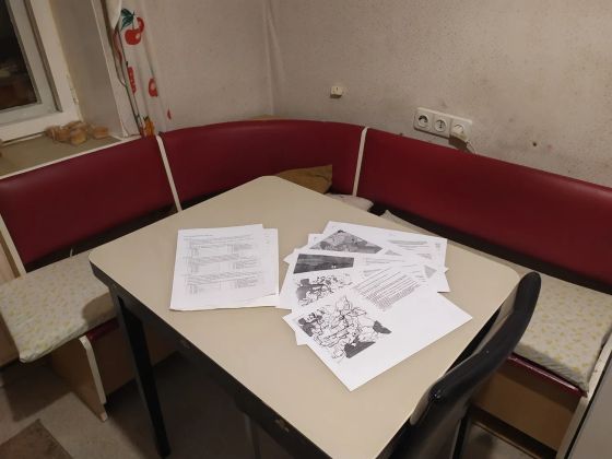Занятия проводятся за большим просторным столом, на котором отлично умещаются все учебные материалы (ну и чашечка чая для ученика)