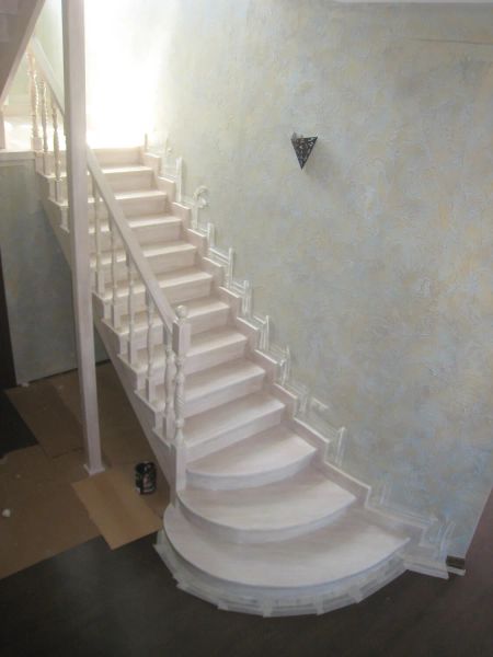 Изготовление и монтаж лестницы из лиственницы, с последующей покраской.