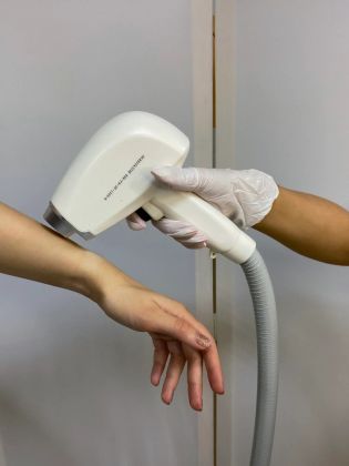 Косметологическая процедура по уходу за кожей руки.