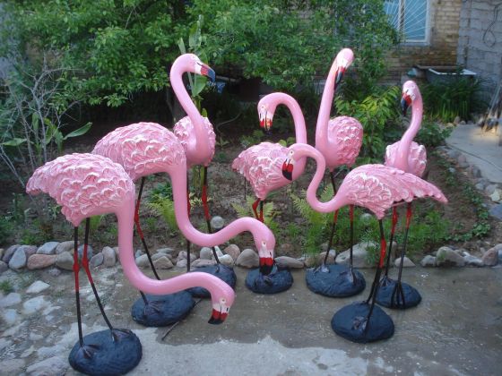 Розовые фламинго из бетона