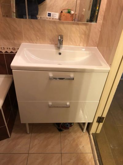 Сборка тумбы, установка раковины и смесителя, герметизация раковины.