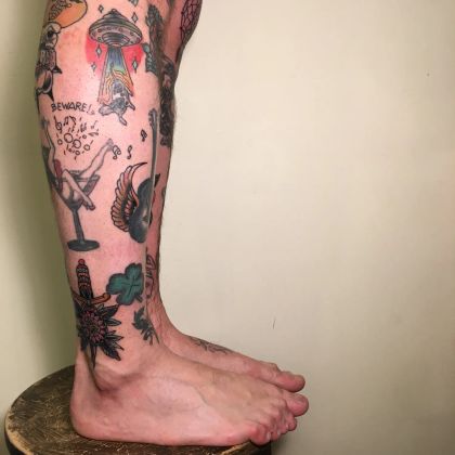 Татуировки на ноге в стиле олд-скул