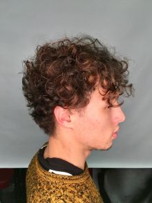 Мужская стрижка и укладка кудрявых волос 
