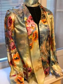 Блузка с цельнокроеным воротником - завязками из шёлка , рукав с высокими манжетами 