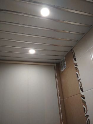 Реечный потолок и светильники,  установка вент решетки
