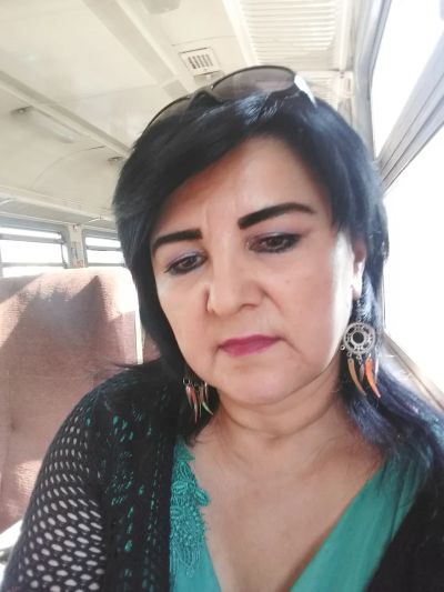 Здесь нет особой красоты
она не всем дается
но здесь особенные черты 
и тихо сердце бьется...