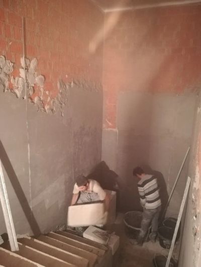 Выровнем стены в лестничной площадке в таунхаусе