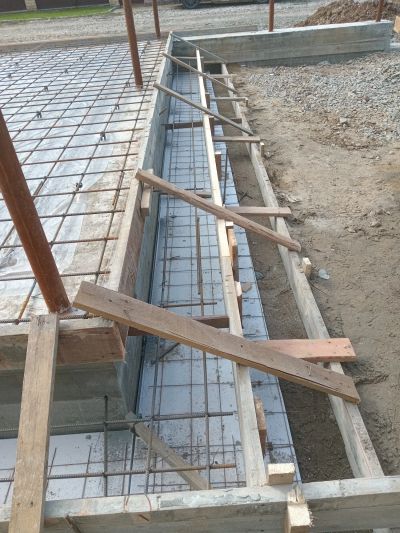 Строительная площадка: деревянные леса и каркасы