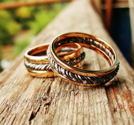 Свадебные кольца из золота и серебра с фианитами