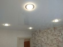 Поклейка виниловых обоев на кухне и монтаж натяжного потолка с точечным освещением 