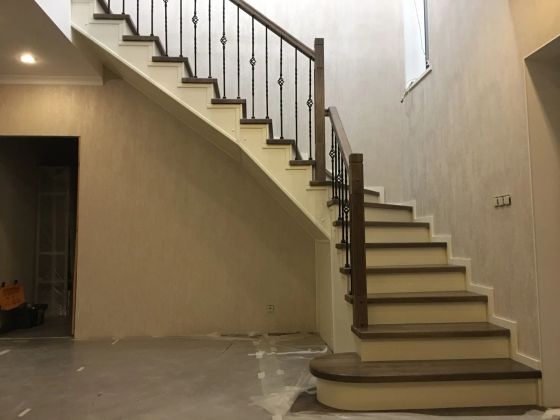 Металлокаркас отделанный ясенем, покраска в два цвета, кованное ограждение