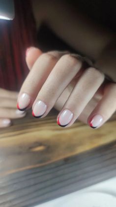 Короткие ногти, покрытые гель-лаком. Дизайн французский маникюр. Цена 1100руб