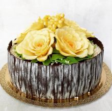 Торт с шоколадными розами