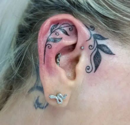 На ухе, графика, 2 часа.