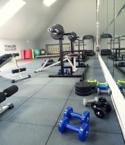 Небольшой зал со всем необходимым для занятий фитнесом.
