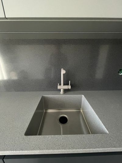 Изготовление столешницы из искусственного камня (акрил) с интегрированной раковиной. Работы под ключ.