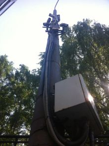 видеокамера IP на осветительном столбе в дачном посёлке, подключена к регистратору на пункте охраны