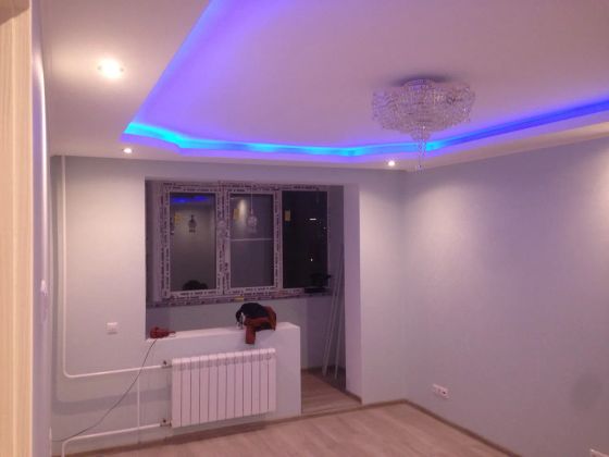 Потолок из гипсокартона с точечными светильниками и светодиодной лентой 