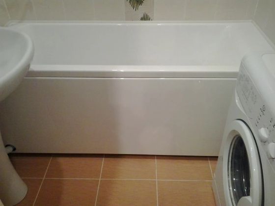 Установленная стиральная машинка,тюльпан,ванная,экран ванны