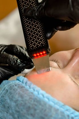 Косметологическая процедура по уходу за кожей шеи